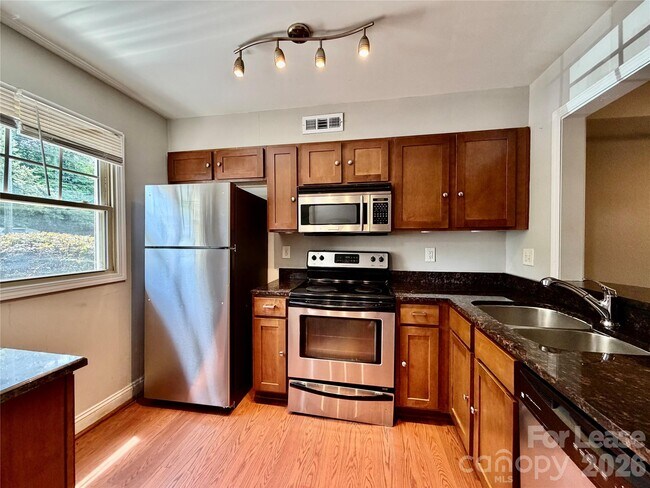 Building Photo - 1207 Green Oaks Ln