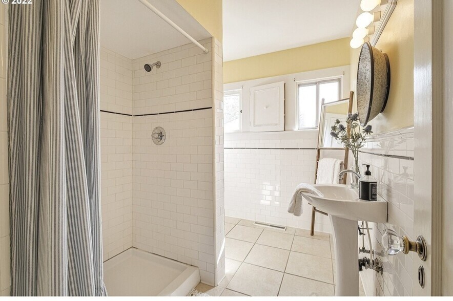 Building Photo - 1909 Cedar St