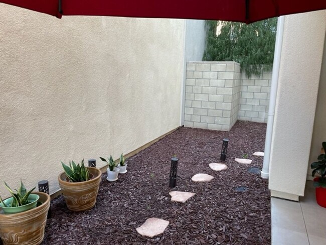 Building Photo - Stunning 3 bedroom 3 bath home in the Grea...