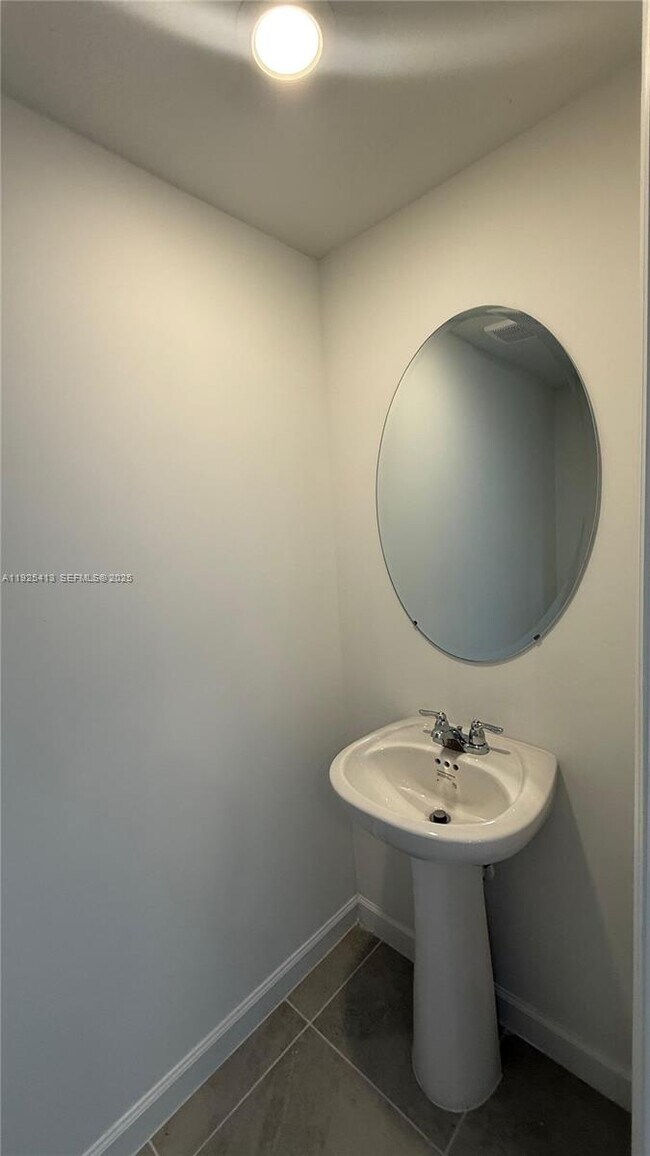 Building Photo - 1096 SE 2nd St