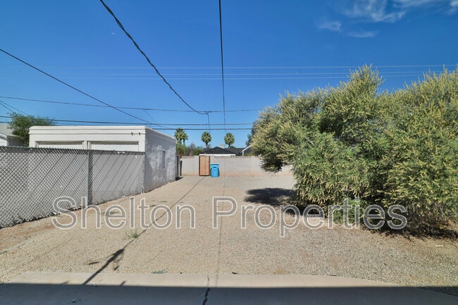 Building Photo - 1802 N Laurel Ave