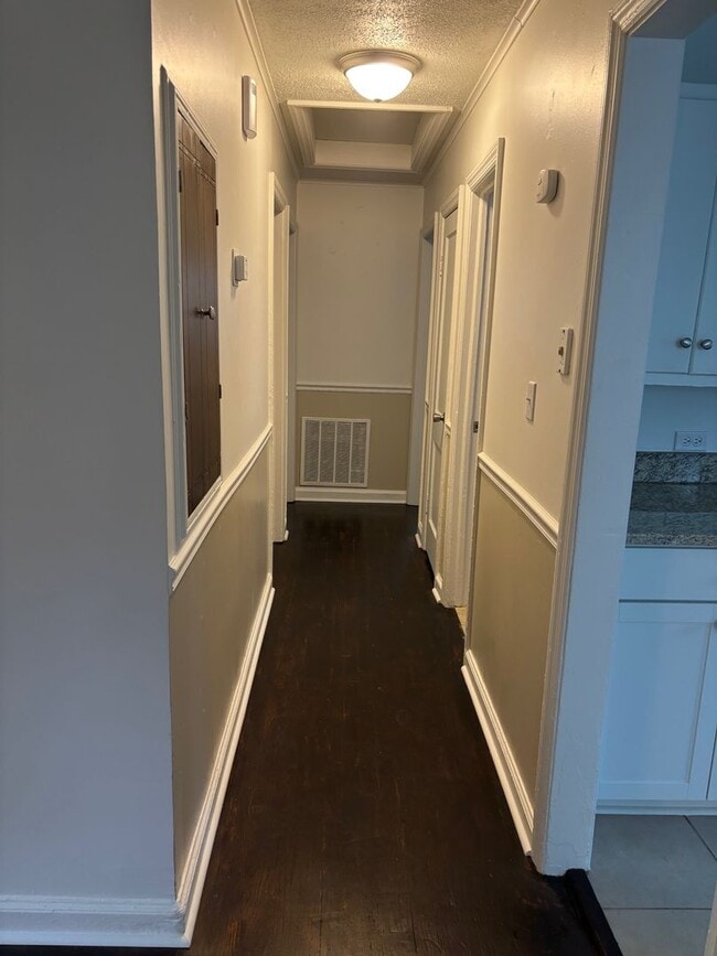 Building Photo - 3 BEDROOM, 1 BATH, 900 SQ FT, GAS HEAT, WINDOW AC