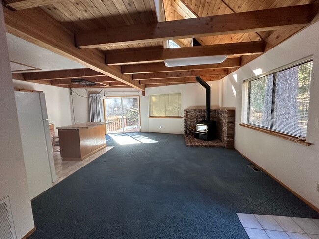 Building Photo - Great End Of Street location -  3 bedroom,...
