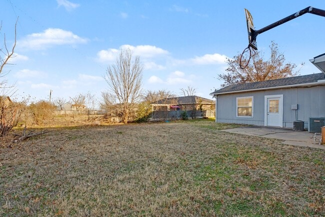 Building Photo - 3-Bed Home with Fireplace, Fenced Yard & Flexible Living Space