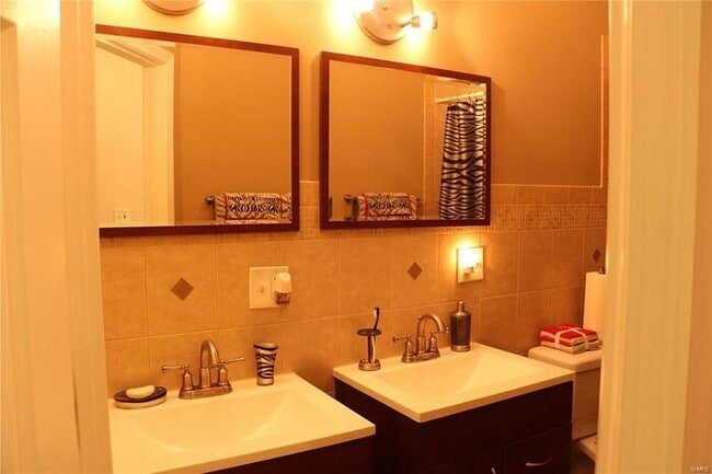 Building Photo - Fantastic 4bd/4ba home! Let yourself in!