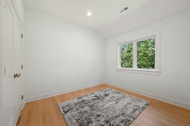 Building Photo - 50 Beach View Dr