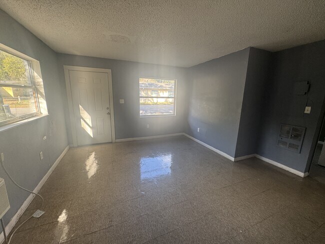 Building Photo - 402 Terry St