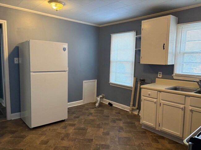 Building Photo - 3 Bedroom, 1 Bathroom House in Winston-Salem!