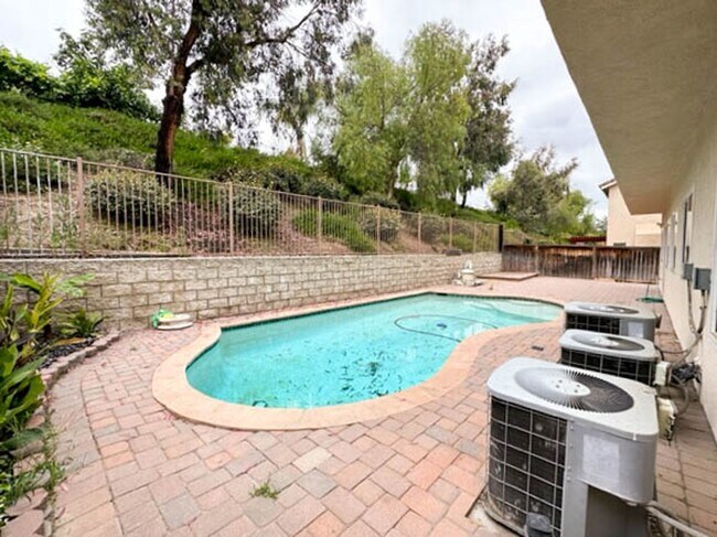 Building Photo - **STUNNING** 8 BEDROOM SOLAR HOME IN GATED...