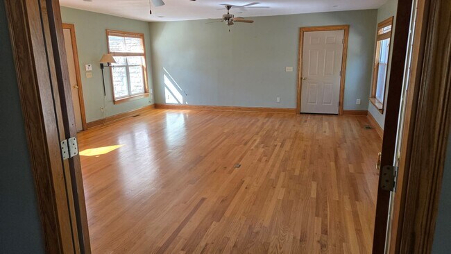 Building Photo - **RIVERFRONT 4-BEDROOM/2-BATH WITH 4-CAR GARAGE, FULL BASEMENT!!**