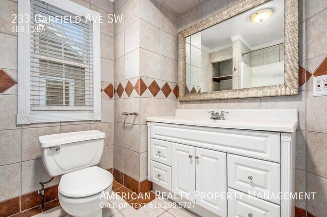 Building Photo - 233 Garfield Ave SW