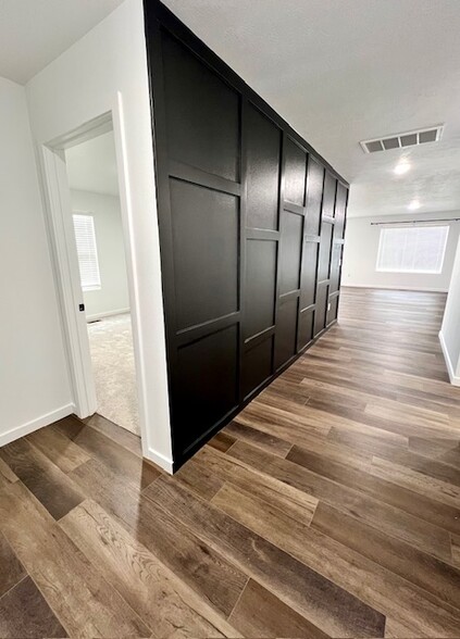 Entry - Accent Wall - 800 Hoffman Hills Blvd