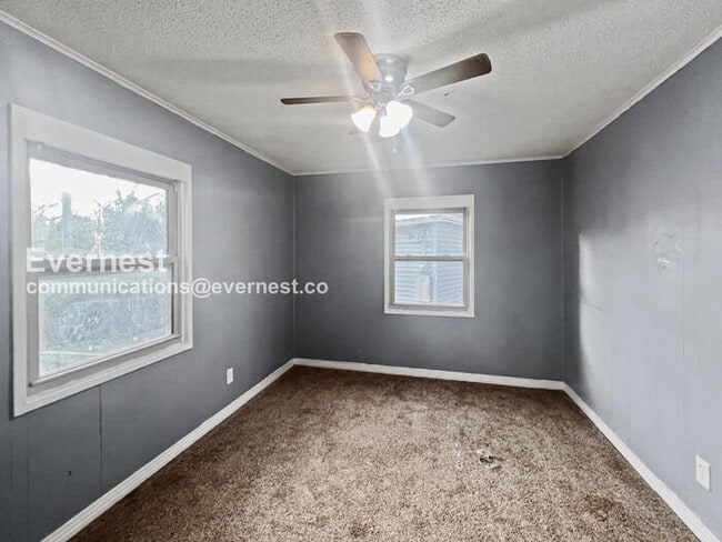 Building Photo - 3 Bed, 2 Bath Home with Fenced Yard / Pet-Friendly / Vouchers Accepted / Available Now!