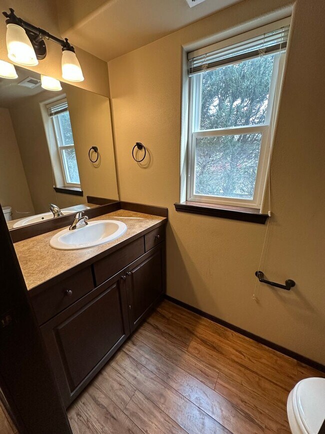 Building Photo - 2100 N Chestnut St