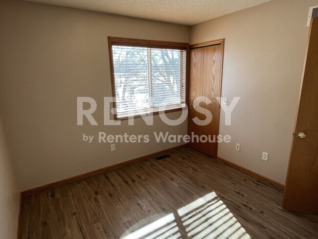 Building Photo - Available August 8 - 2 Bed/1.5 Bath Townhome in Prior Lake