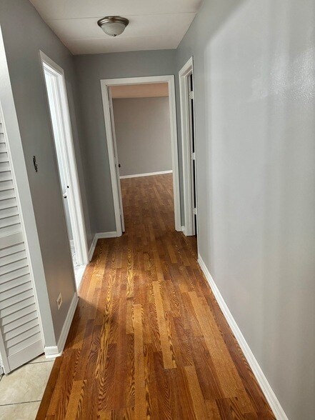 Building Photo - 18 E Old Willow Rd