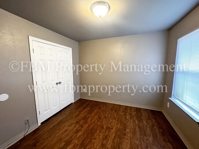 Building Photo - 1510 Drexel Drive - Charming 3 Bedroom, 2 Bathroom Brick Duplex in Waxahachie, TX!