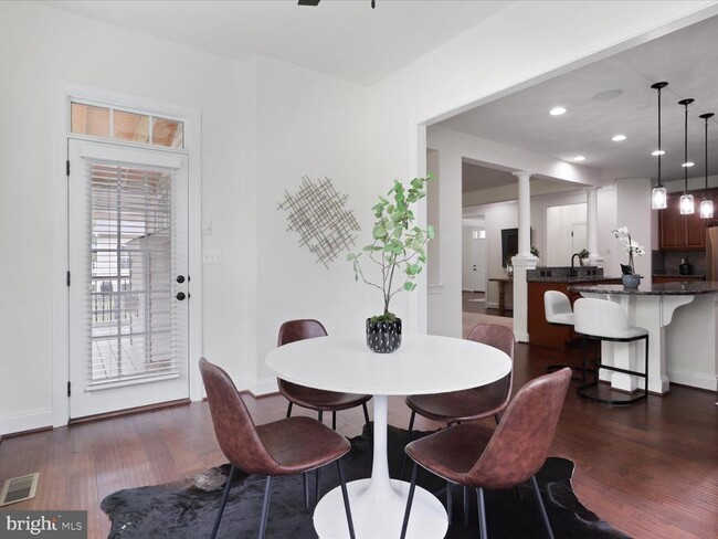 Building Photo - 41595 Revival Dr