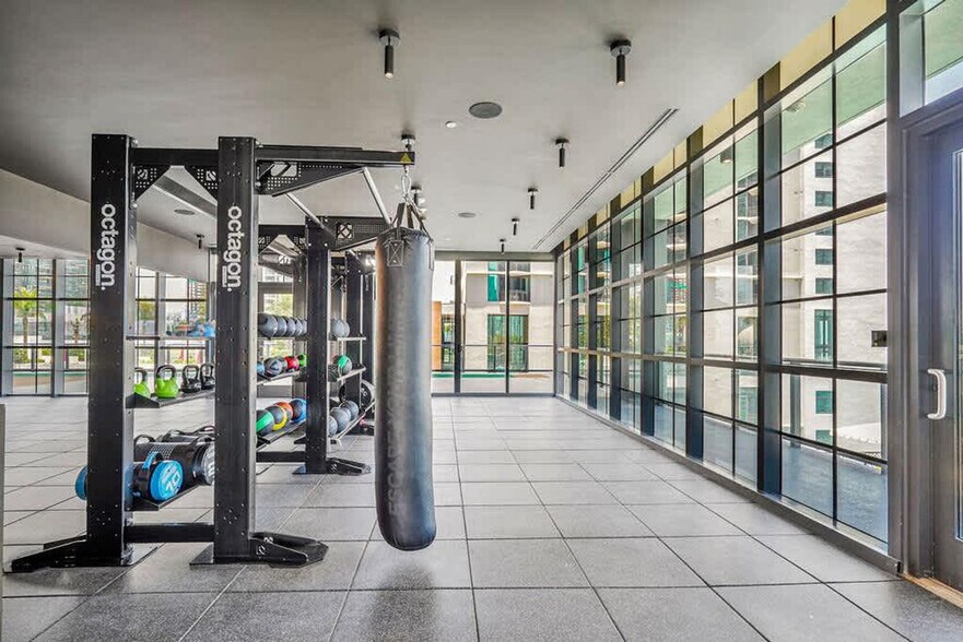 Building Photo - 601 NE 1st Ave