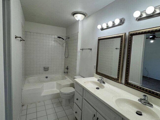 Building Photo - 578 Hollow Wood Rd