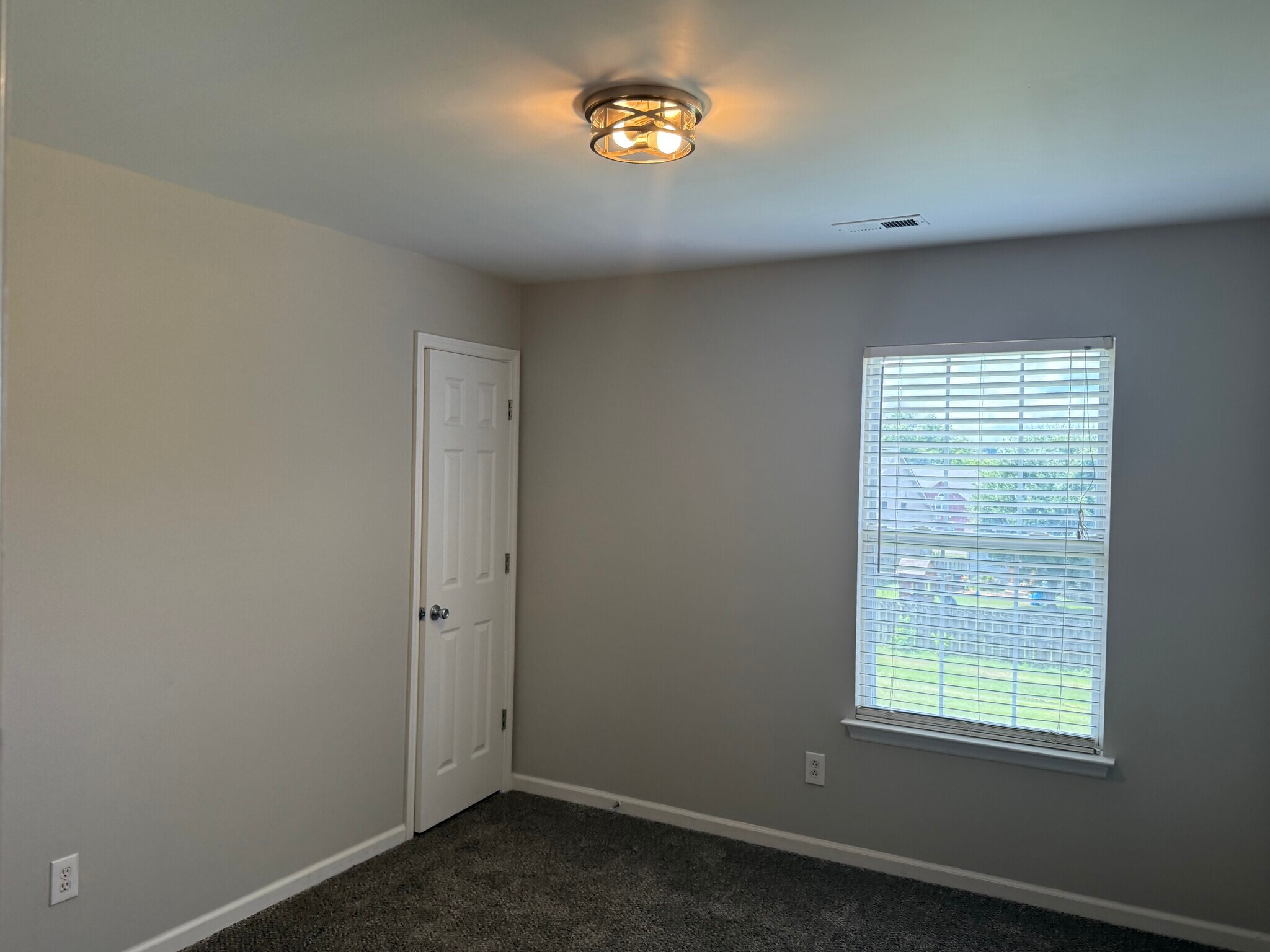 Building Photo - 118 Grove Ln S