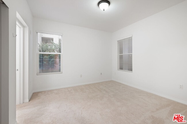 Building Photo - 6020 S Seabluff Dr