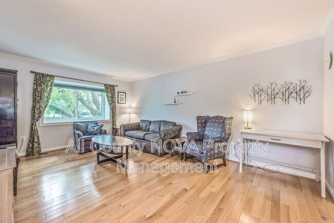 Building Photo - 10343 Bushman Dr