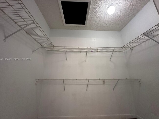 Building Photo - 1024 S Independence Dr