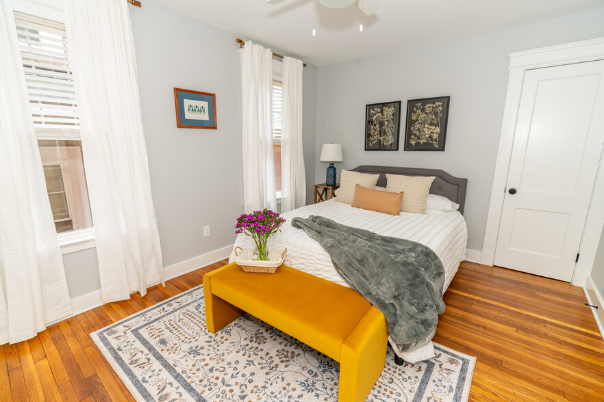 Bedroom 1 with queen bed - 60 Starr St