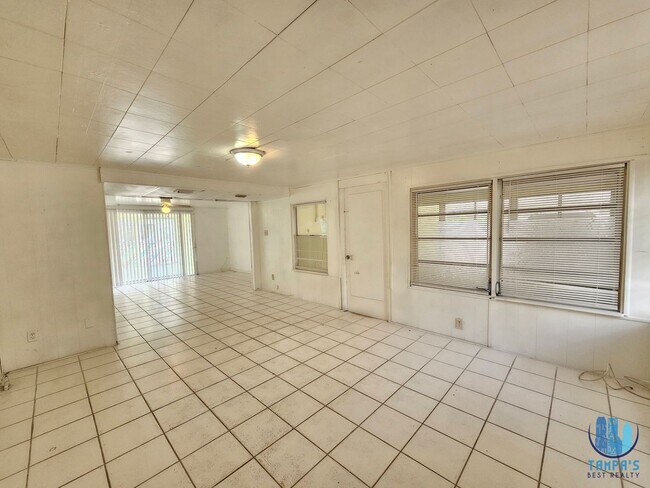 Building Photo - Spacious 3 Bedroom, 2 Bath home with a 2 CAR Carport near down St. Petersburg *Available Now*