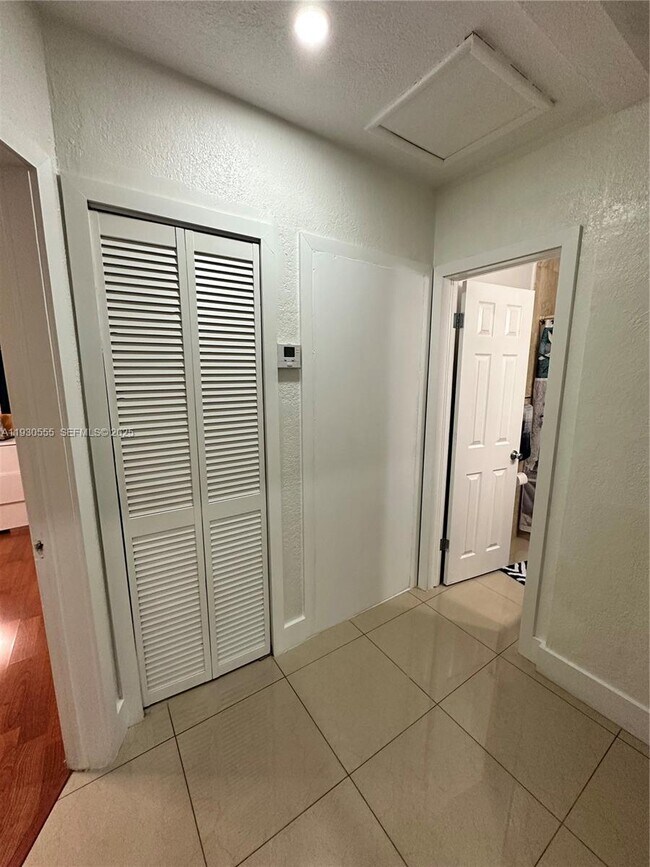 Building Photo - 5010 E 1st Ave