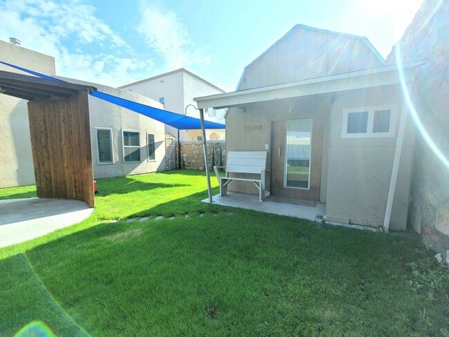 Building Photo - Amazing 3 bedroom 2 bath home in West El Paso!