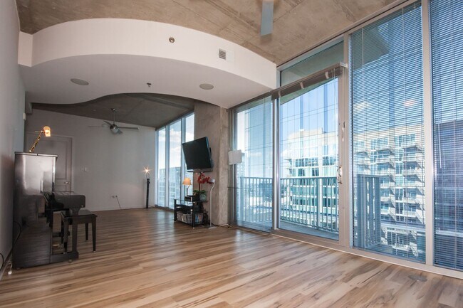 Building Photo - For Rent: Stunning 17th Floor Views of Downtown in the heart of SoBro.