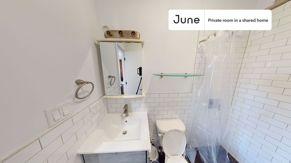 Building Photo - Room in Shared 5 bed/3 bath home in Ridgewood