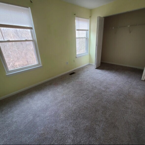 Building Photo - 15205 Valley Stream Dr