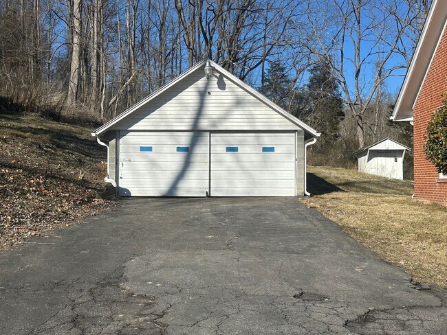 Building Photo - 3 Bedroom / 1.5 Bath Brick Home on 1.4 Acres  Blountville TN