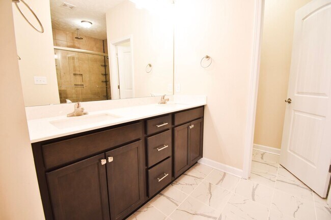 Building Photo - 4 Bedroom 3 Bathroom No Pets