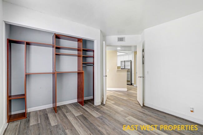 Building Photo - 21 Lobelia