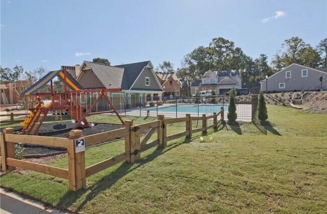 Building Photo - Townhouse - 4 Beds - 4 Bath
