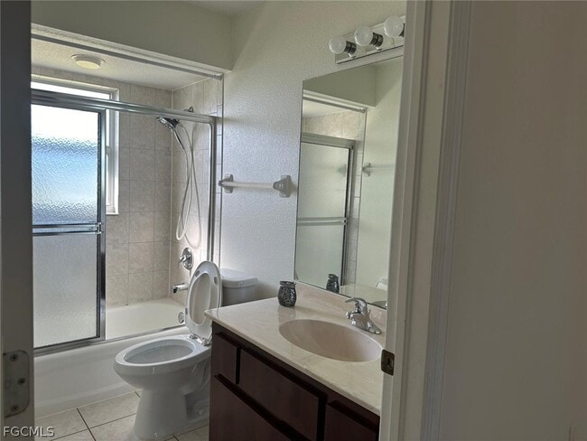 Building Photo - 2028 NE 5th Terrace