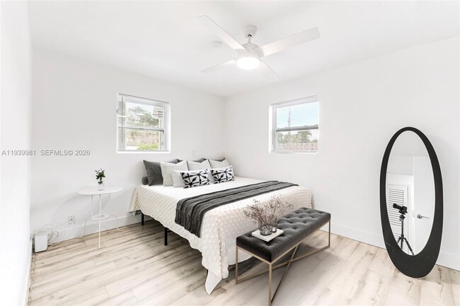 Building Photo - 2911 NW 5th Ct