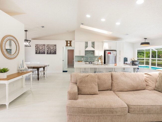 Building Photo - 1123 SW Oak Hollow Ct