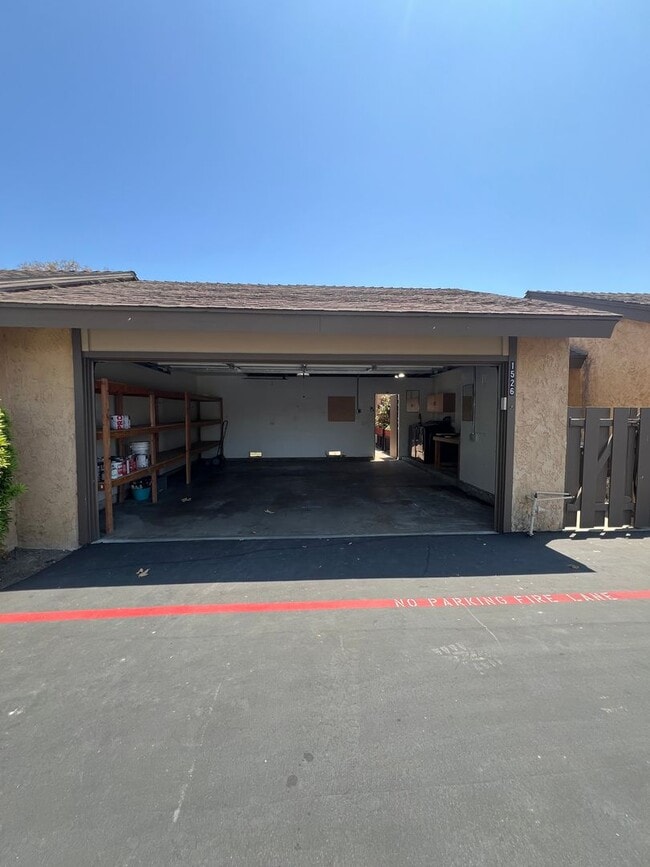 Building Photo - Updated Townhome in Ventura