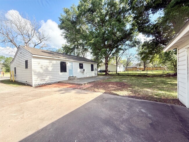 Building Photo - 832 S Anderson St