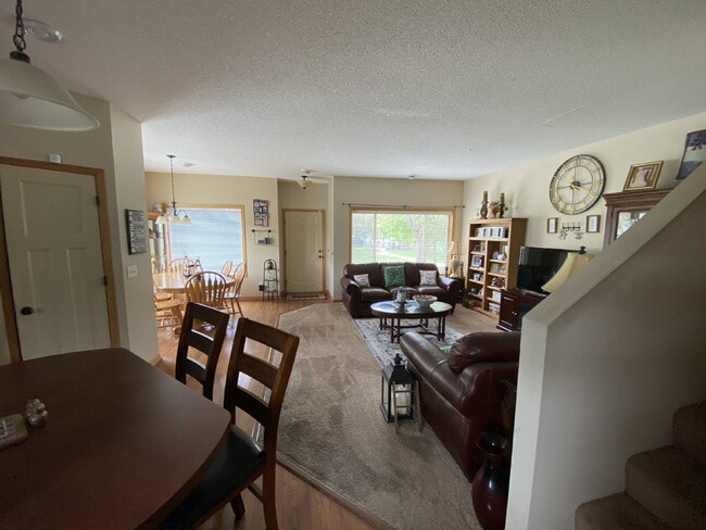 Building Photo - Roomy four-bed three-bath Townhome in Lino...