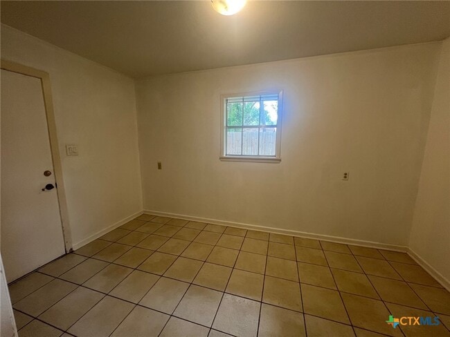 Building Photo - 943 S Pecan Ave