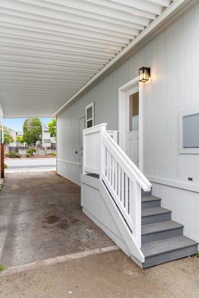 Building Photo - BRAND NEW HOME IN THE PLEASURE POINT AREA OF SANTA CRUZ. $3,750 Per Month