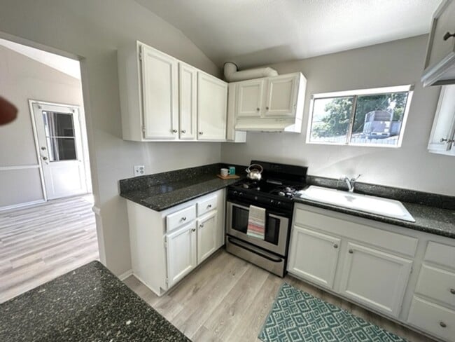 Building Photo - 2+1 Bungalow Cottage-  central a/c, carport, patio, washer/dryer hookups, pet friendly