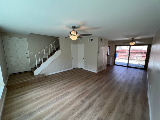 Building Photo - Gorgeous, Updated Todd Ranch Townhome