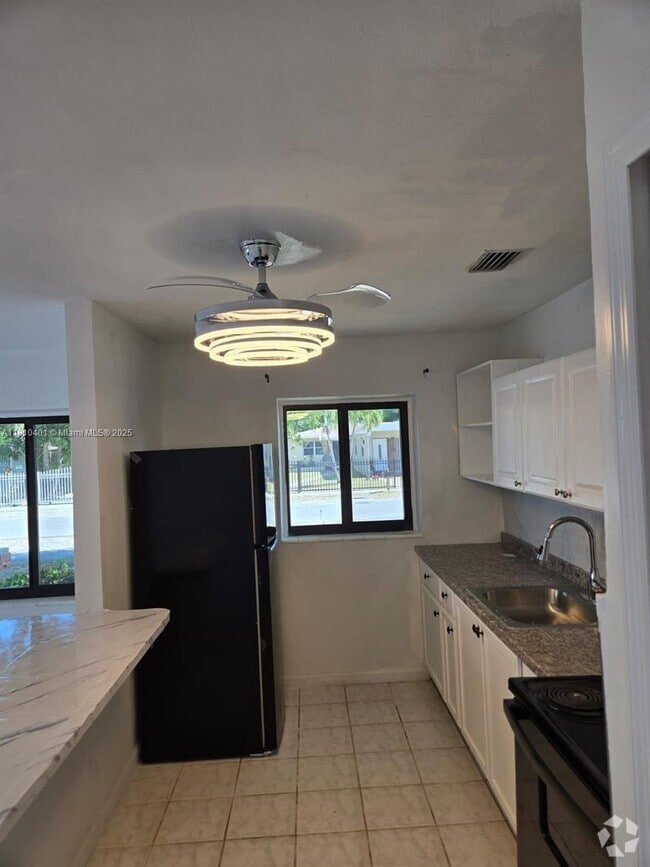 Building Photo - 2 bedroom in Miami FL 33161